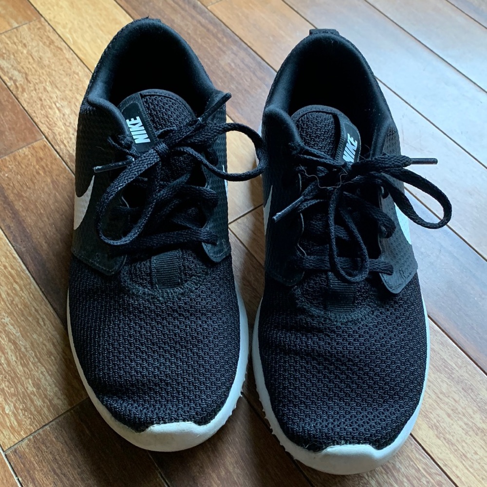 Youth Nike golf shoes, size 4